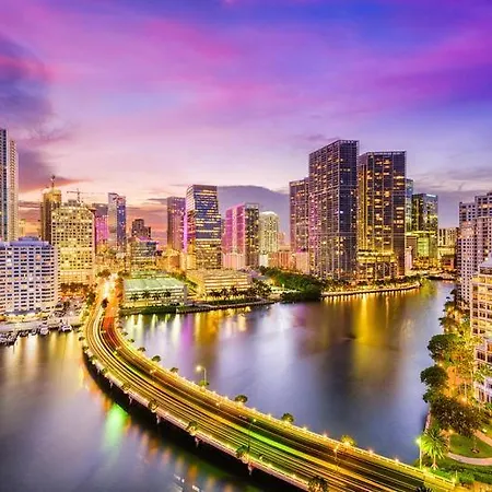 Iconic Luxurious 2 Bedroom Suite Poolview & Bay View Downtown Miami